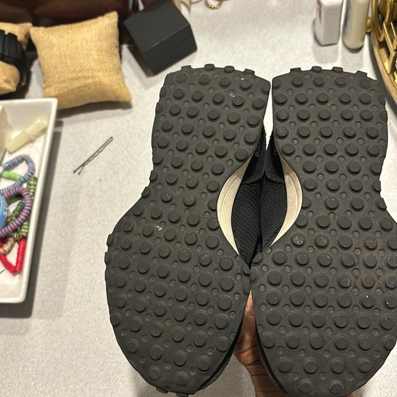 NEW BALANCE 10.5 BOYS BLACK SNEAKERS - Picture 4 of 6